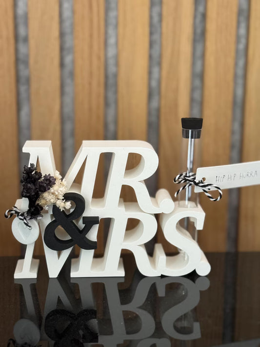 Eleganter Mr & Mrs 3D-Schriftzug als Hochzeitsdeko